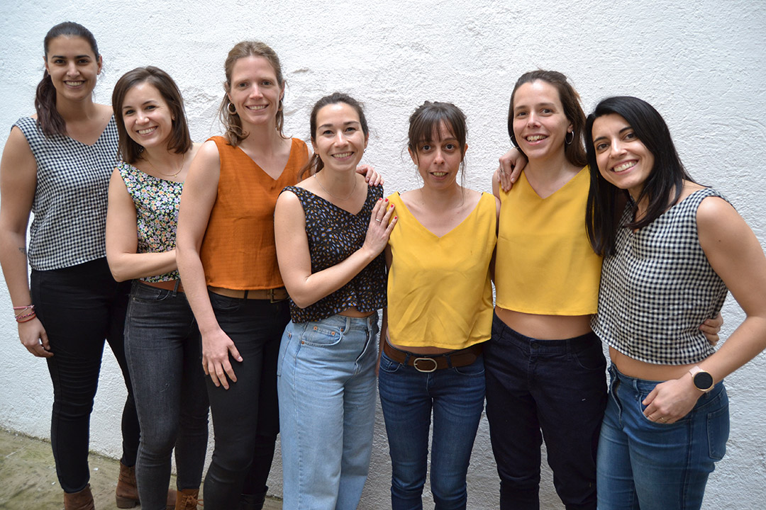 samarretes-tenyides-amigues-moda-per-a-joves-mfl grupo-amigas-taller-patronaje-costura-garriga-miona-lab