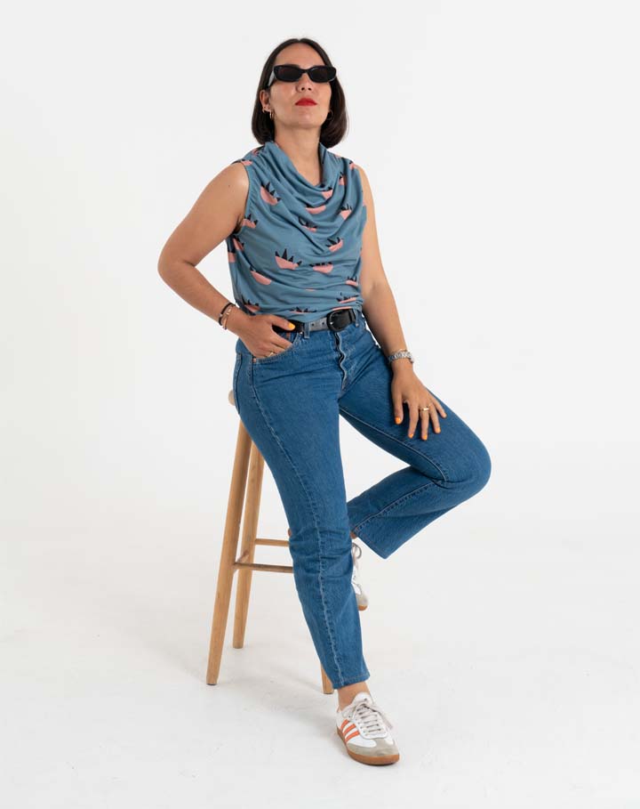 Classes de costura a La Garriga, Barcelona. Dona amb el Top Lorena. Patró a Miona Fashion Lab