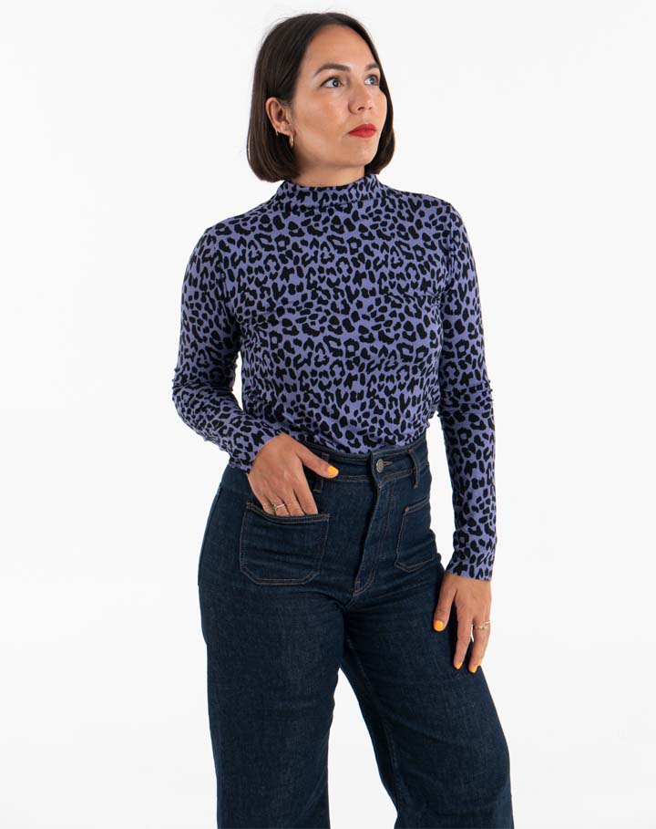 Classes de costura a La Garriga, Barcelona. Dona amb la samarreta Sònia. Patró a Miona Fashion Lab