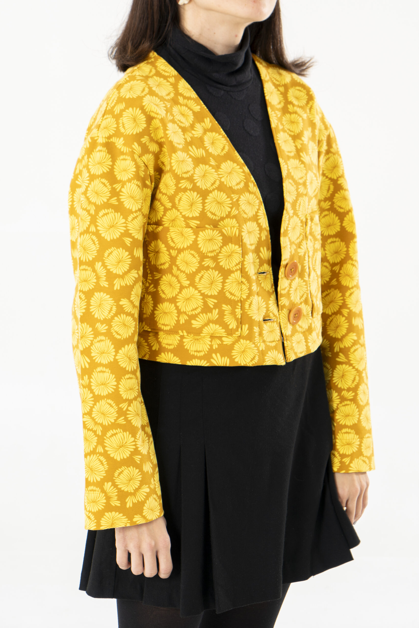 Dona amb el càrdigan Teresa de color groc. Patró de càrdigan a Miona Fashion Lab