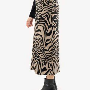 Dona amb la faldilla llarga Noemí. Patró de la faldilla a Miona Fashion Lab