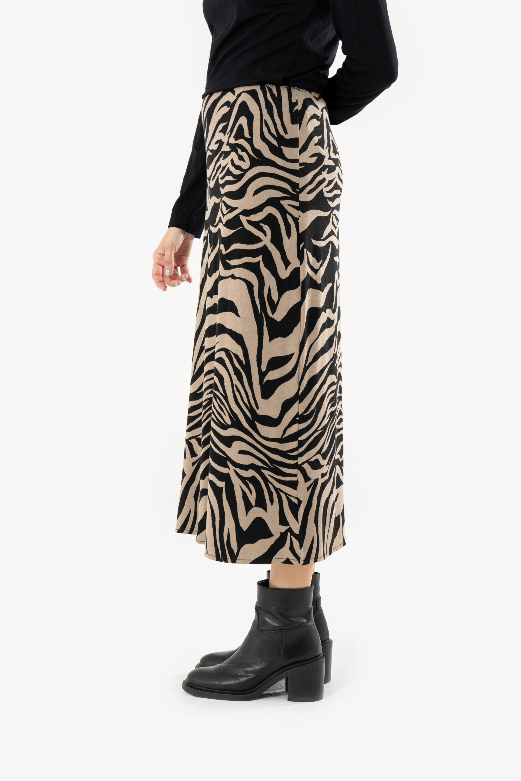 Dona amb la faldilla llarga Noemí. Patró de la faldilla a Miona Fashion Lab