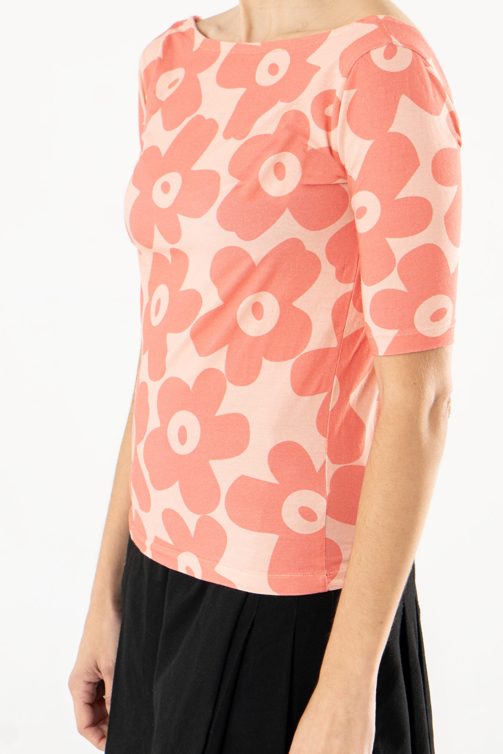 Dona amb la samarreta Clàudia, d'estampat floral. Patró de Miona Fashion Lab